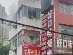 女子遇火灾将2娃扔下楼获救自己身亡 自己在跳楼不慎摔到头部